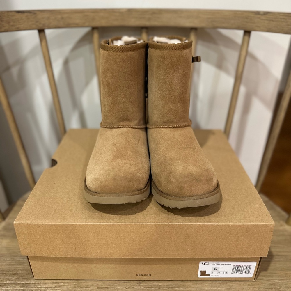 UGG Kids’ Classic Short II Dual Zip Big Kid Sz 6 Chestnut Color GREAT CONDITION